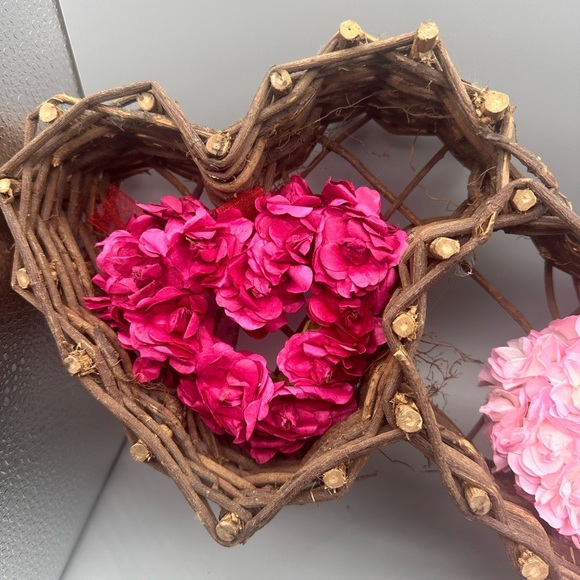 Grapevine triple heart Valentine wreath with paper hearts decor - Picture 4 of 9